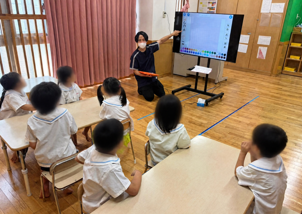 カリキュラムに沿って指導をする様子