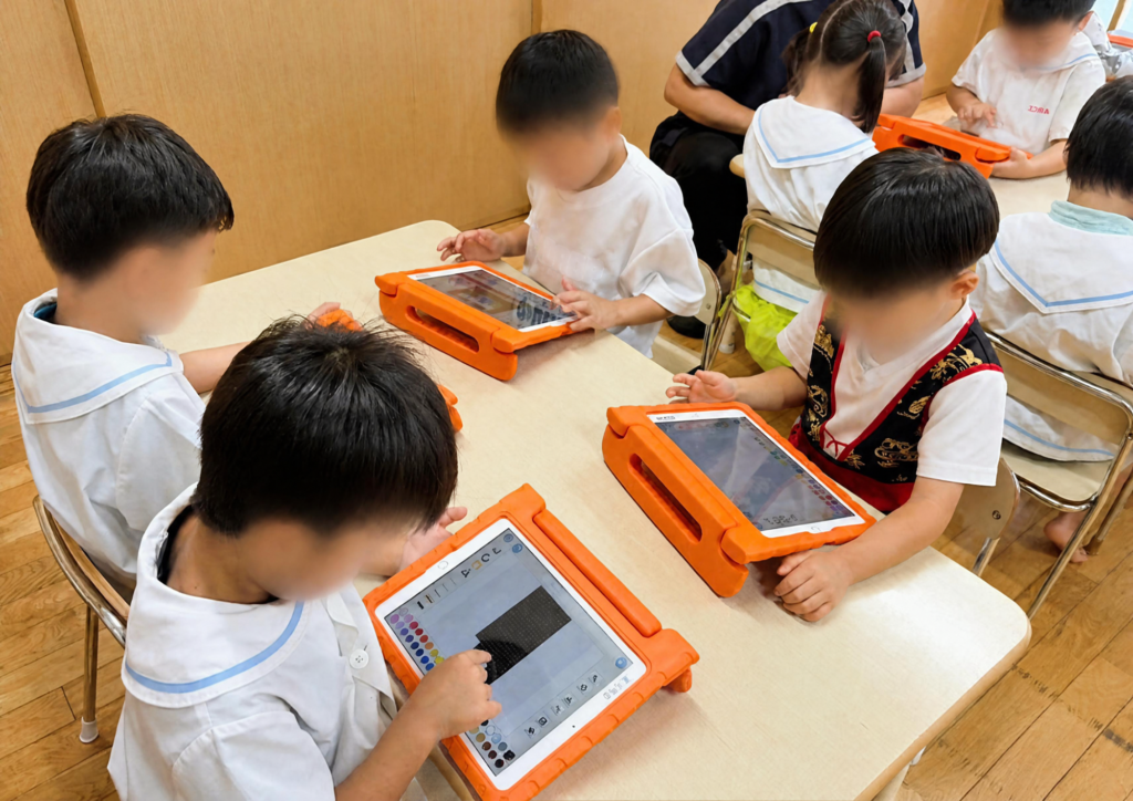 タブレットを使ってデジタル絵本づくりに取り組む子ども